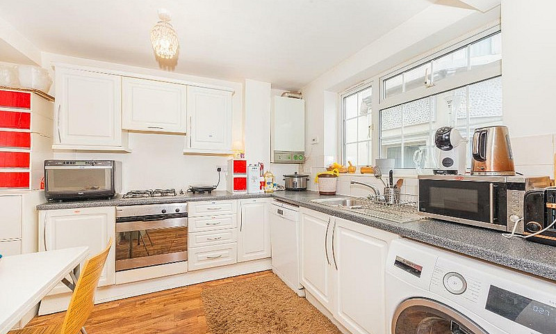 2 Bedroom Flat In St...