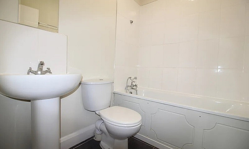 2 Bedroom Flat With ...