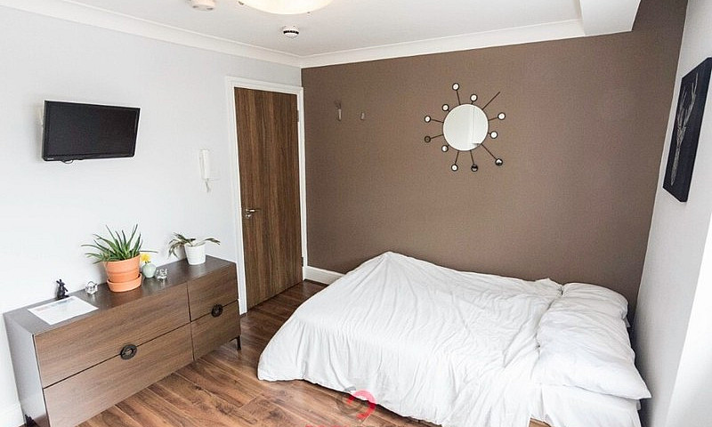 Studio Flat On A Qui...