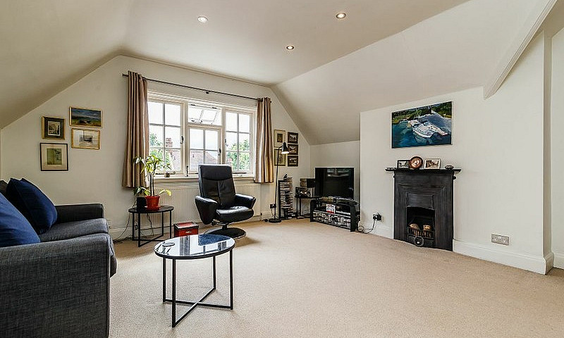 3 Bedroom Flat In 20...