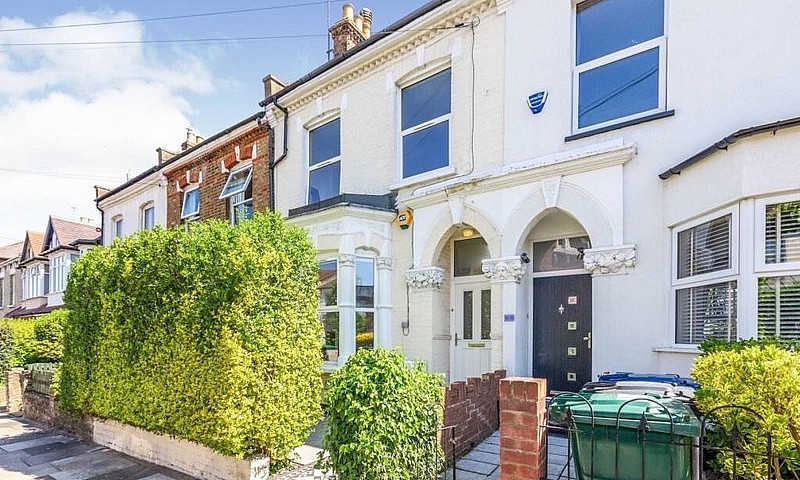 Beautiful 5 Bed Refu...