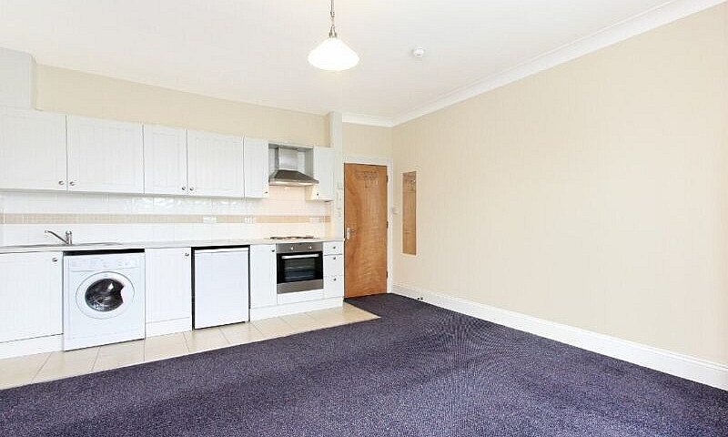1 Bed Flat In Streat...