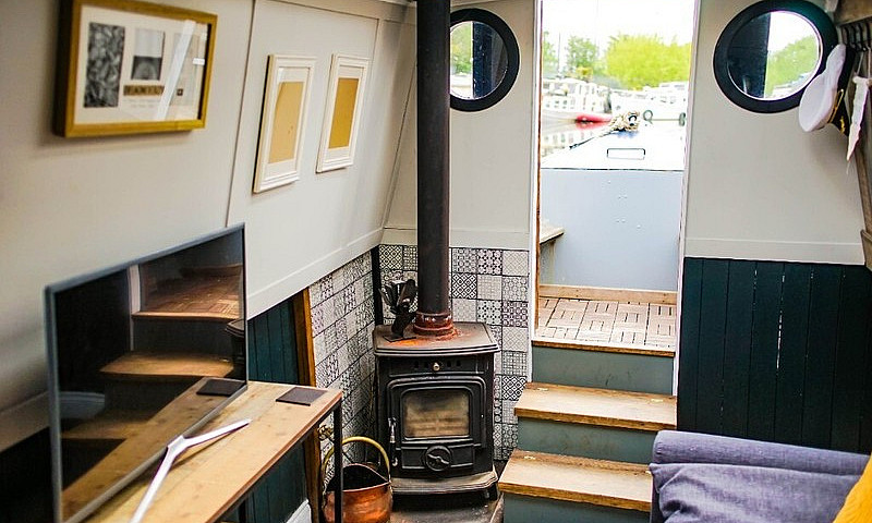 Stunning Houseboat W...
