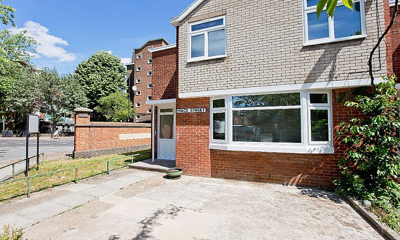 Large 4 Bed House Ne...