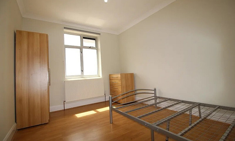 2 Bedroom Flat With ...