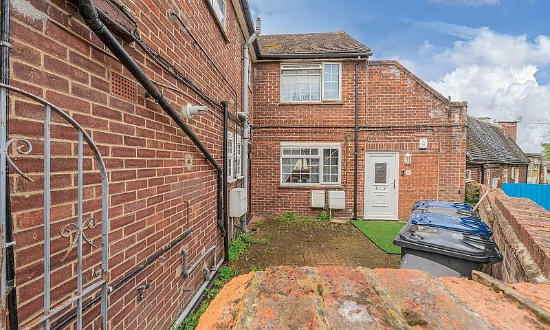 2 Bedroom Flat In St...
