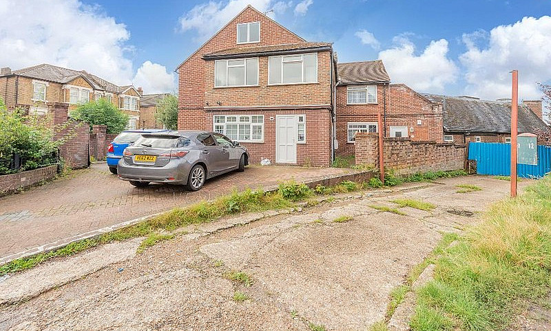 2 Bedroom Flat In St...