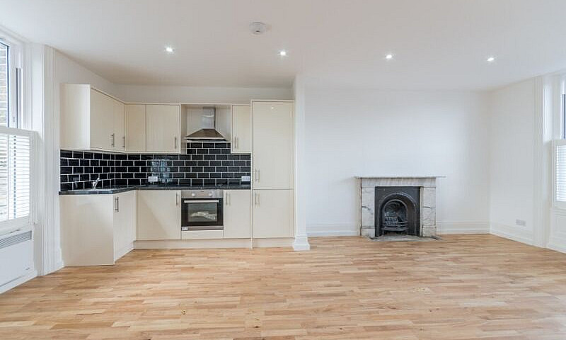 Lovely 2 Bedroom Fla...