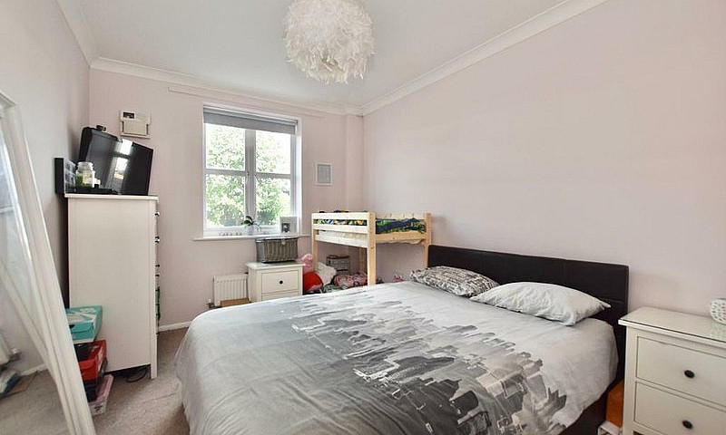 1 Bedroom Flat In Su...
