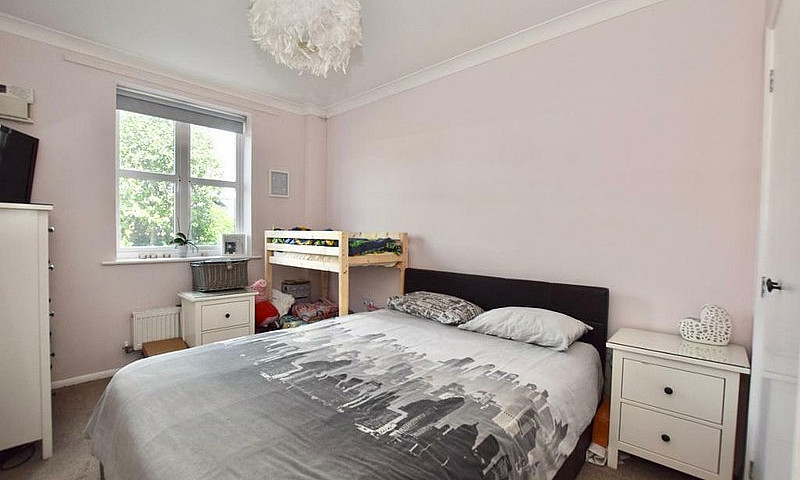 1 Bedroom Flat In Su...