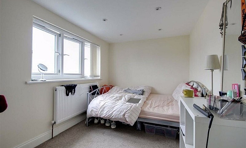 4 Bedroom Maisonette...
