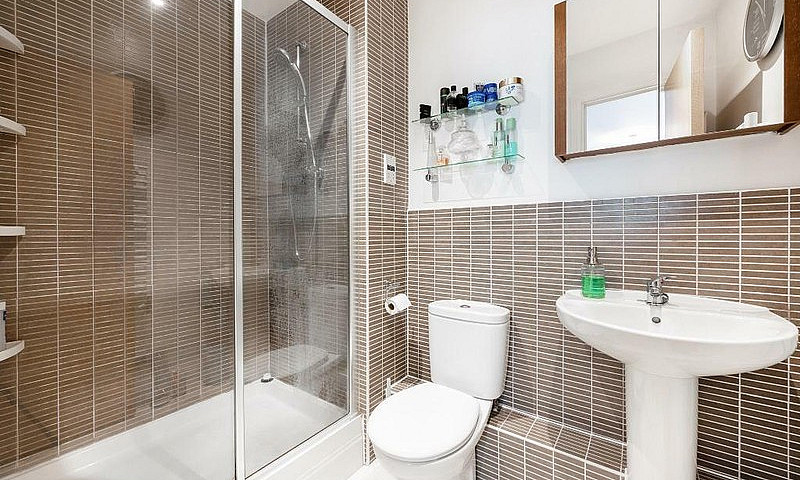 2 Bedroom Flat In St...