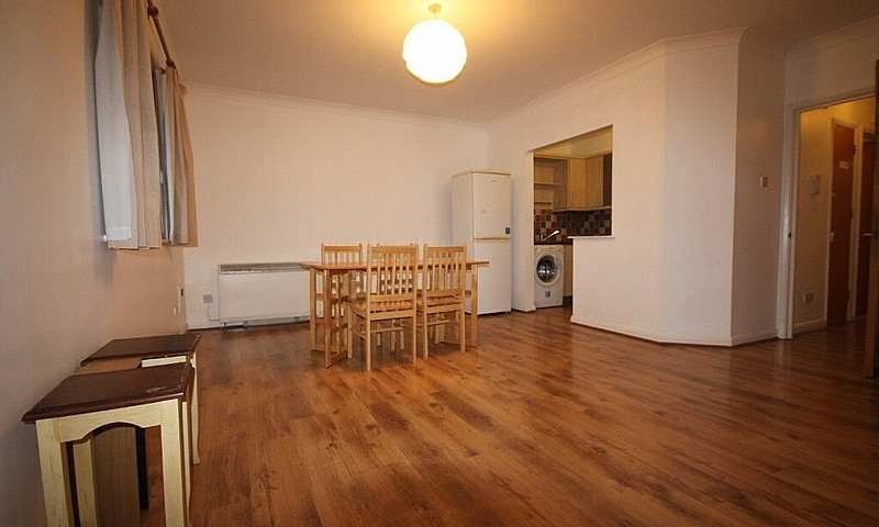Spacious 2 Double Be...