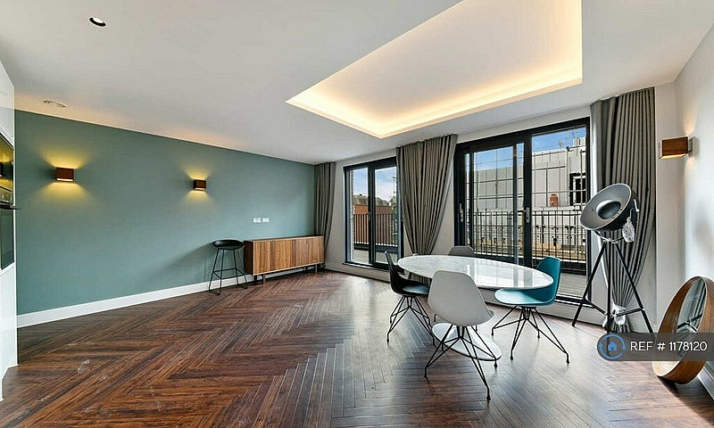 2 Bedroom Flat In Bl...