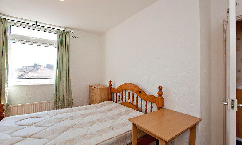 3 - Bedrooms Flat To...