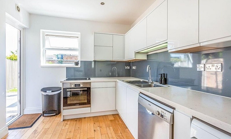 Beautiful 5 Bed Refu...