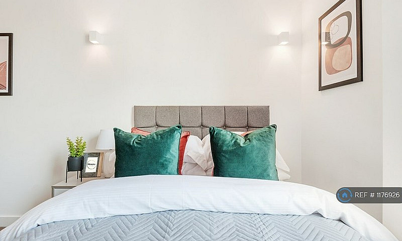 Studio Flat In Houns...