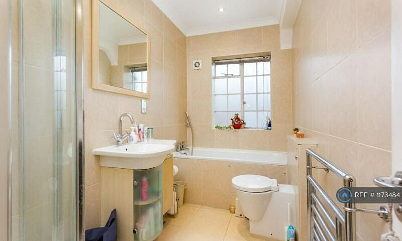 2 Bedroom Flat In Tu...