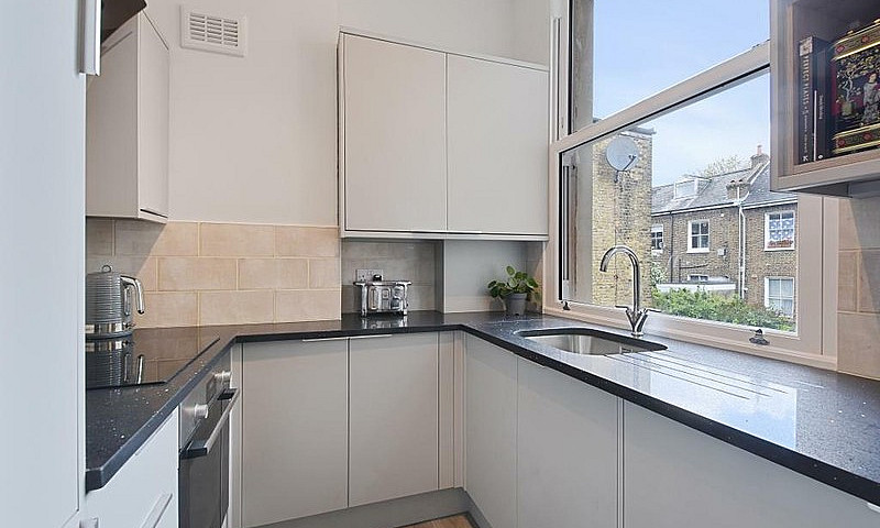 2 Bedroom Flat In Sa...