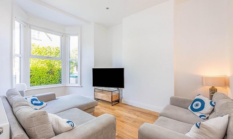 Beautiful 5 Bed Refu...