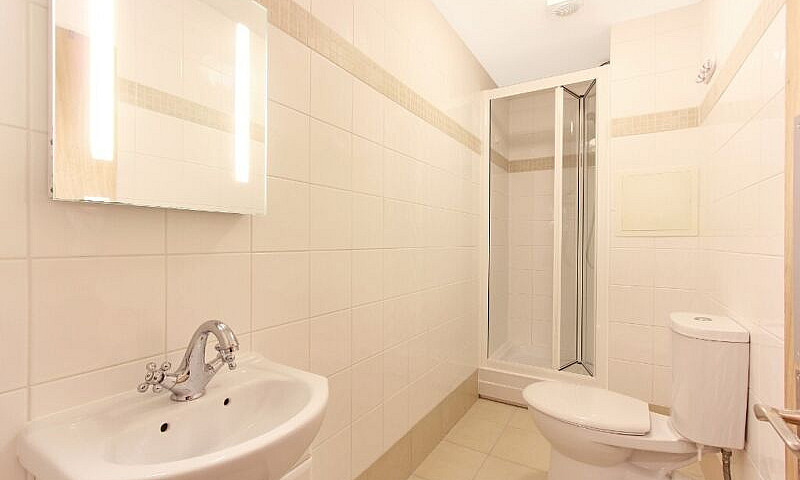 Outstanding 1 Bed Fl...