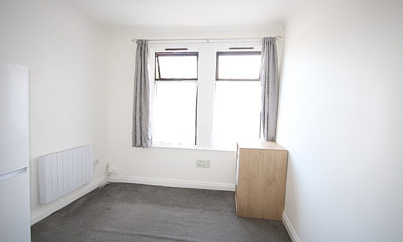 New 2 Bedroom Flat F...