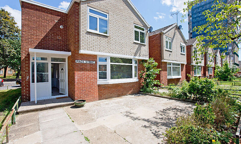 Large 4 Bed House Ne...