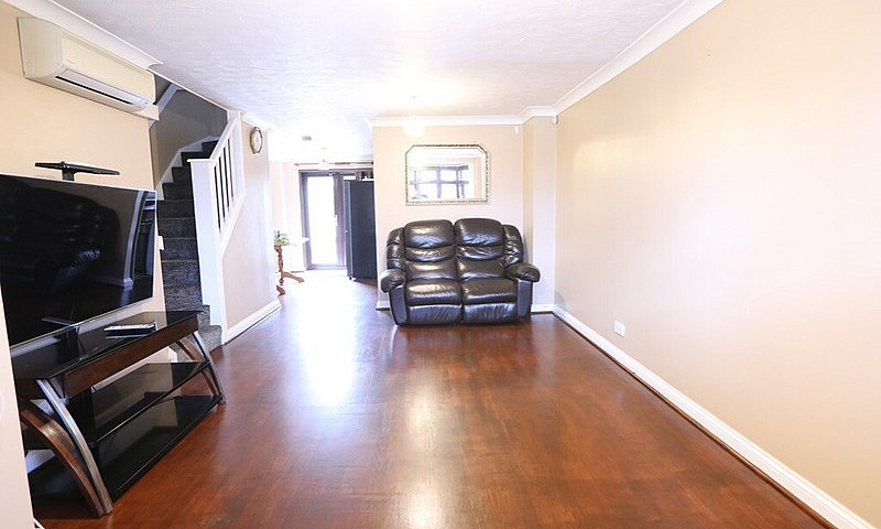 Stunning 3 Bedroom 2...