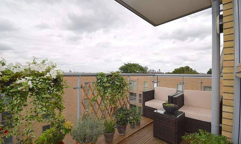 2 Bedroom Flat In Fa...