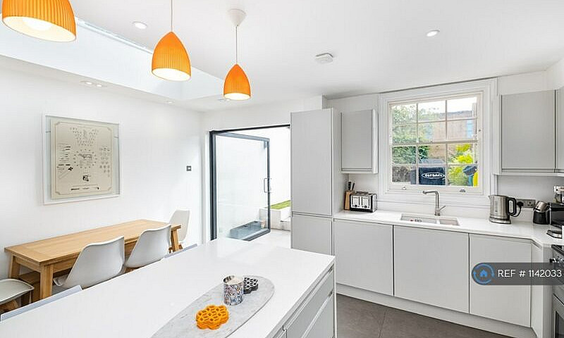 4 Bedroom House In A...