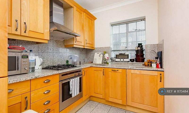 2 Bedroom Flat In Tu...