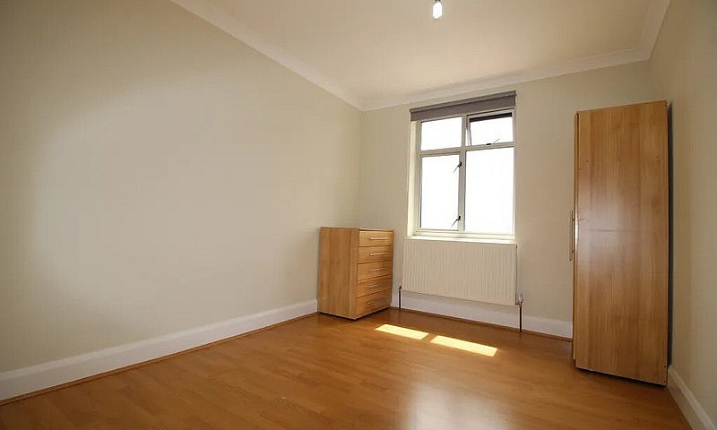 2 Bedroom Flat With ...