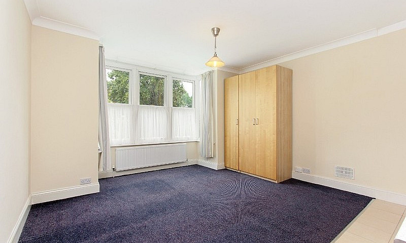 1 Bed Flat In Streat...