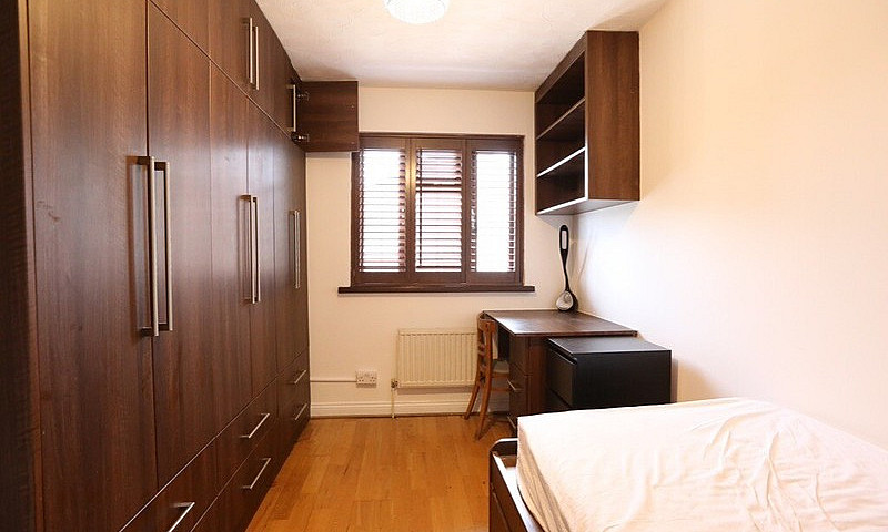 Stunning 3 Bedroom 2...