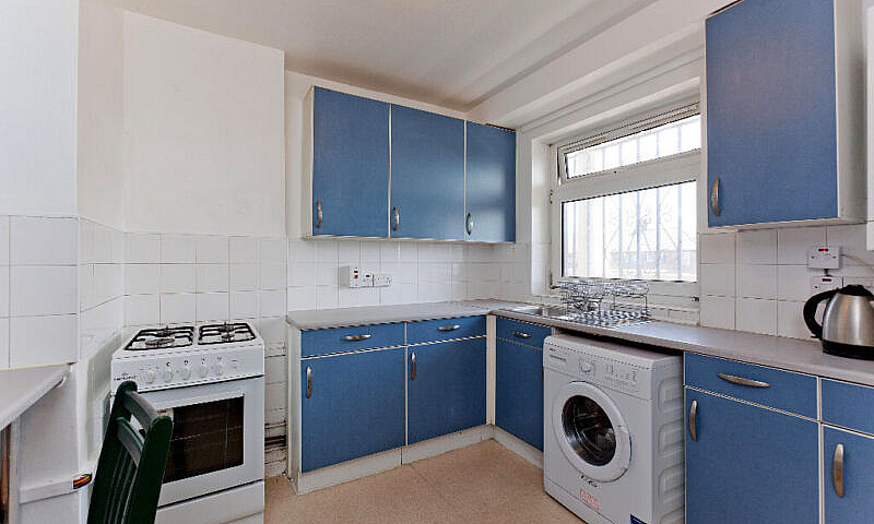 3 - Bedrooms Flat To...