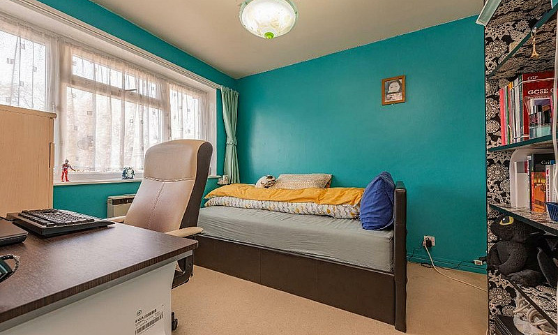2 Bedroom Flat In Ke...