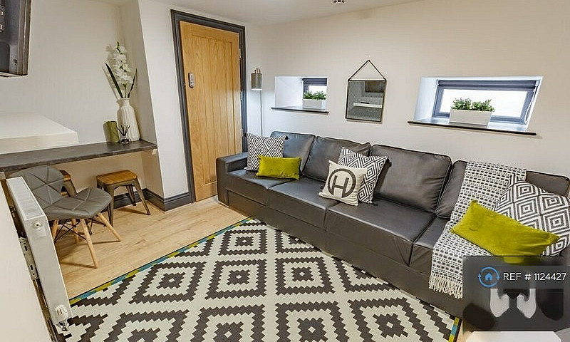 1 Bedroom In Upper F...