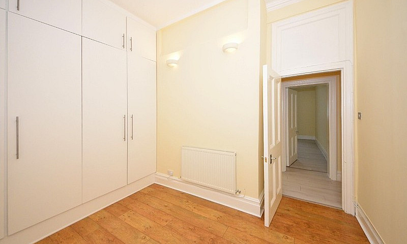 Huge 3 Bedroom Flat ...
