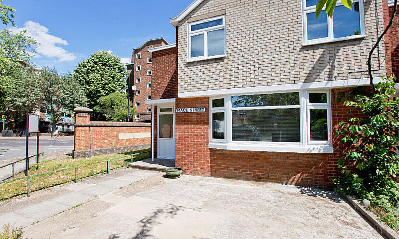 Large 4 Bed House Ne...
