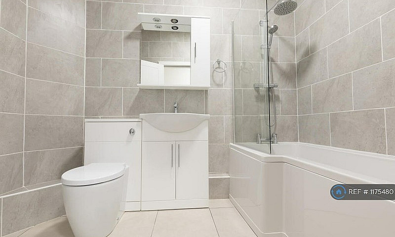 2 Bedroom Flat In Ho...