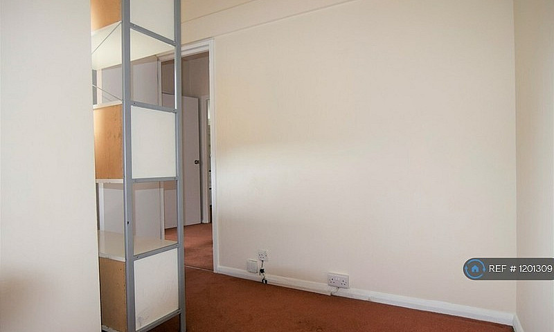 3 Bedroom Flat In Wo...