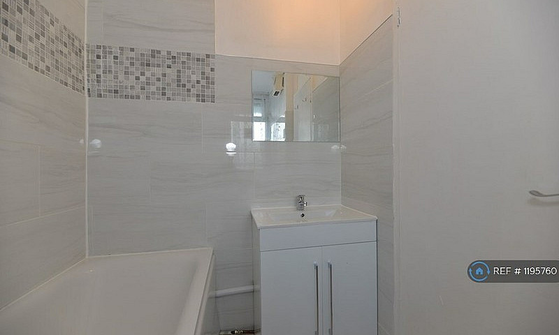 1 Bedroom Flat In St...