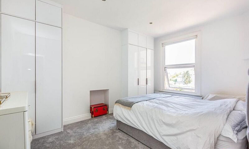 Beautiful 5 Bed Refu...