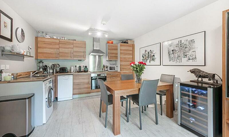 2 Bedroom Flat In St...