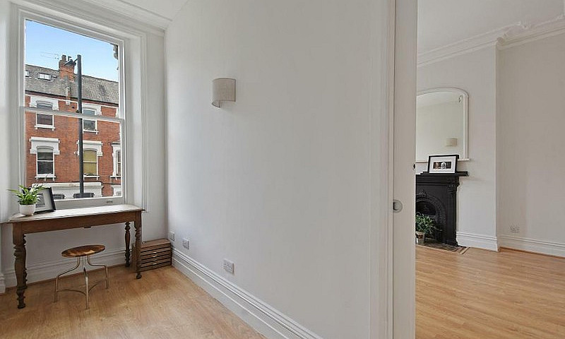 2 Bedroom Flat In Sa...