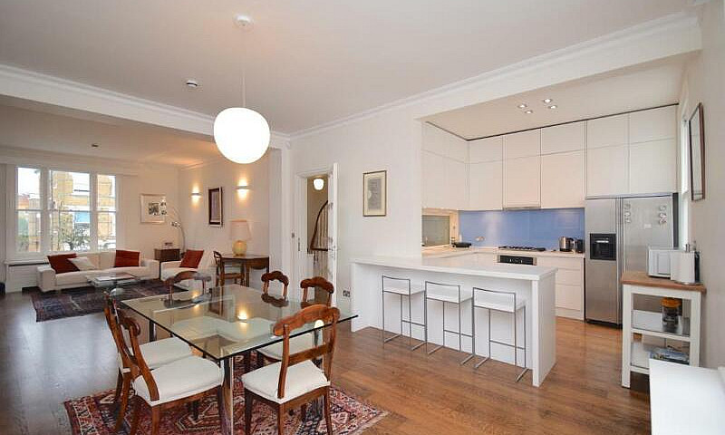 4 Bedroom Flat In Gr...