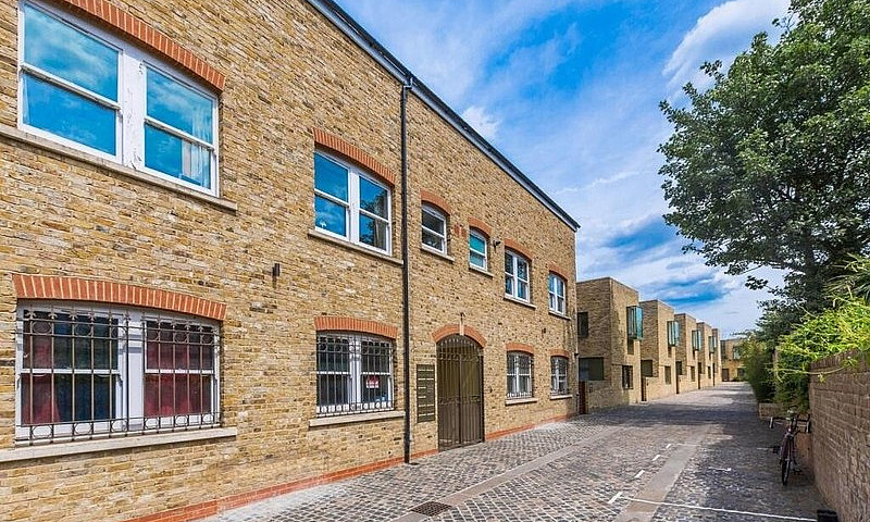 Large 2 Bed Flat On ...