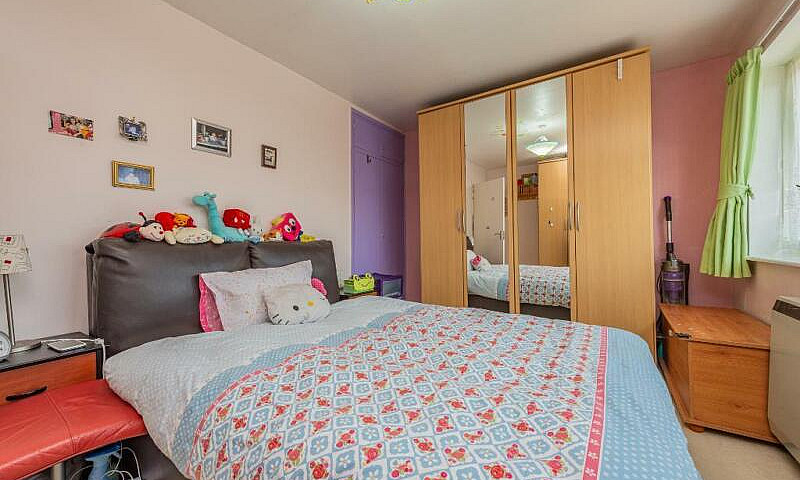 2 Bedroom Flat In Ke...