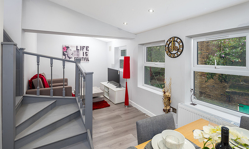 2 Bedroom Flat In Lo...
