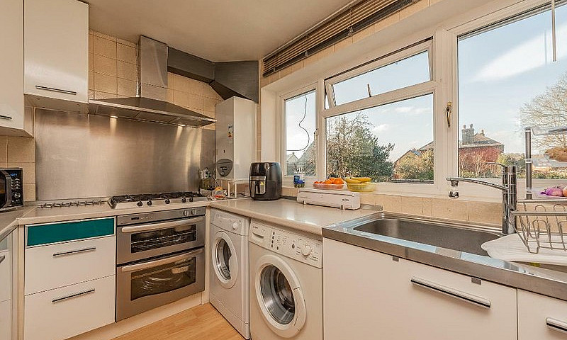 2 Bedroom Flat In Ke...
